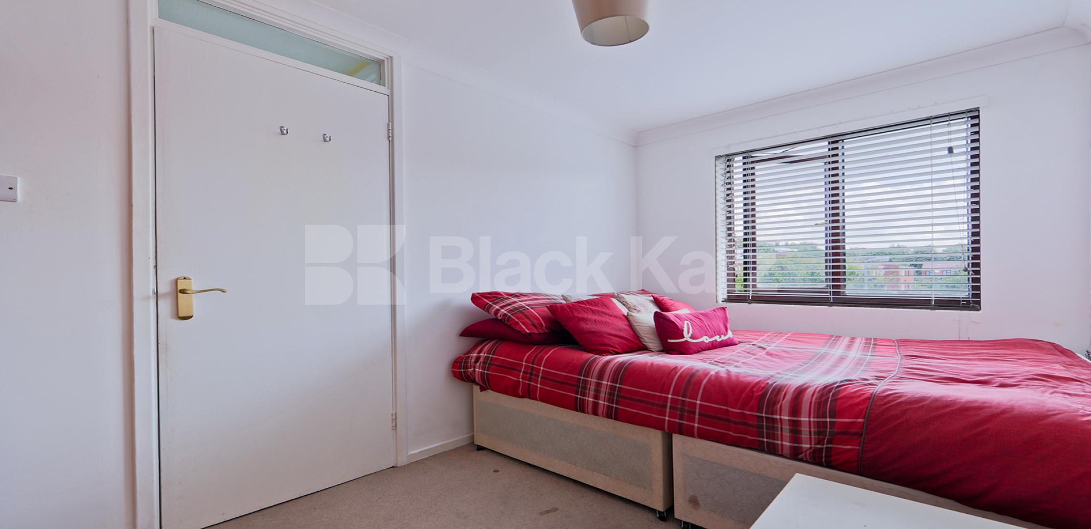 			LET , 3 Bedroom, 1 bath, 1 reception End Terraced House			 Radcliffe Path, Clapham 